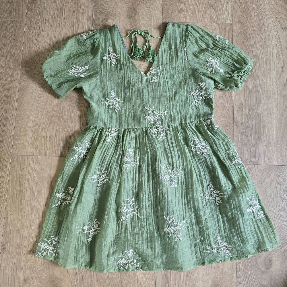 Pink Lily Mini Floral Dress Womens Small Green Pleated Embroidered Formal Preppy
